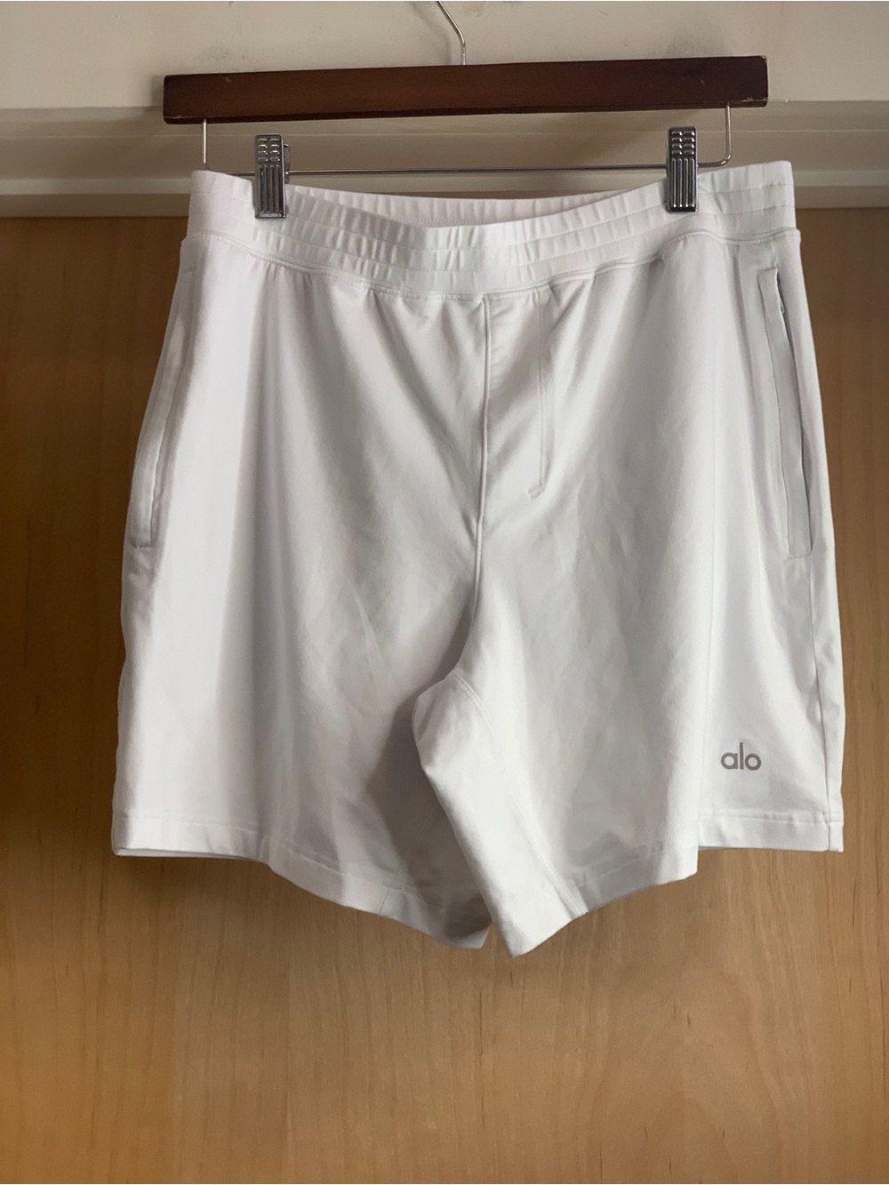 ALO Yoga Men's White Athletic Shorts Size-Small Performance Golf - Picture 3 of 4